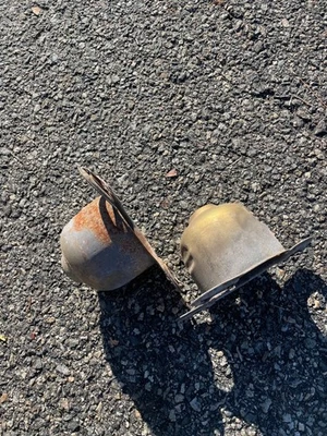 Retainer brackets for 1981 to 1987 Oldsmobile Cutlass 14 inch wire spoke hubcaps - Image 1 of 4