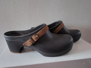 NEW Crocs ‘Sarah’ Clogs—Suede Strap—Brown—Size 9M - Picture 1 of 10