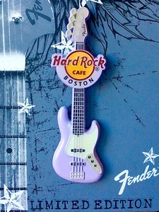 2013 HARD ROCK CAFE BOSTON FENDER SPRAYED METAL SERIES CHITARRA VIOLA LE PIN - Foto 1 di 3