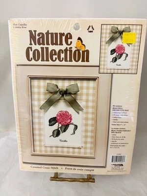 Coleção Leisure Arts Nature ponto cruz contado CAMÉLIA rosa emoldurado 8"x10" - Imagem 1 de 4