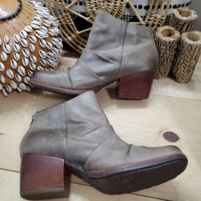 Botas de tornozelo Kork Ease 10M Kissel couro acastanhado polido franzido  - Imagem 1 de 4