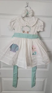 Wunderschönes handgefertigtes Boutique Meerjungfrau Prinzessin Kleid 12-18M & Haarschleife bestickt  - Bild 1 von 7