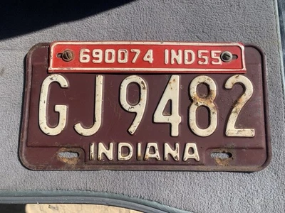 Placa de matrícula de Indiana 1954-1955 con tira de etiqueta de pestaña Foto 1 de 2