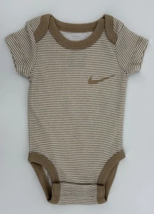 Body Nike Baby Essentials Talla Recién Nacido Nuevo Sin Etiqueta Tostado y Rayas Blancas - Imagen 1 de 5