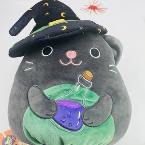 Squishmallow Cleo schwarze Katze Hexe Plüschtier 10 Zoll Halloween Stofftier Neu mit Etikett - Bild 1 von 5