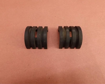 09-19 SUZUKI BOULEVARD M90 VZ1500 РЕЗИНОВЫЕ АМОРТИЗАТОРЫ ТОПЛИВНОГО БАКА - Изображение 1 из 4