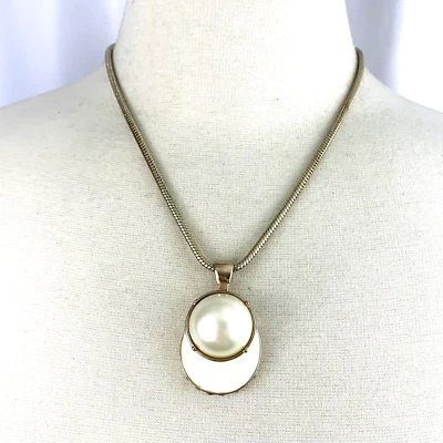 Ожерелье с подвеской Coldwater Creek искусственный жемчуг кремовая эмаль модернистское абстрактное богемное - Изображение 1 из 4