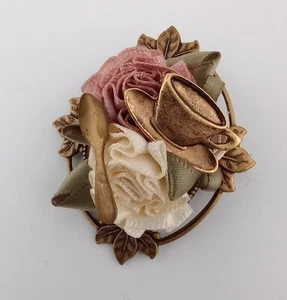 Vintage Tee Thema Brosche Antik Stil mit wunderschönen rosa und weißen Rosen - Bild 1 von 6