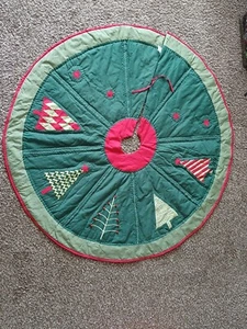 Gonna trapuntata per albero di Natale con disegno sezioni di pino e stelle 50"  - Foto 1 di 20