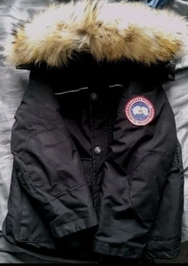Canada Goose schwarze Kinderjacke mit Fellbesatz & abnehmbarer Kapuze Größe 4-5 Jahre - Bild 1 von 23
