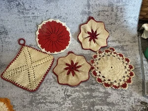LOT OF 5 VINTAGE HAND CROCHETED POT HOLDERS-ESTATE-RED THEMED - Picture 1 of 11