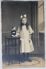 62284 Zdjęcie Pocztówka Dziewczyna ze starą lalką około 1910 roku