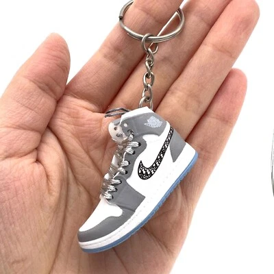 Mini Llavero Zapatilla Air Jordan con Cordón Móvil-Gris Foto 1 de 3