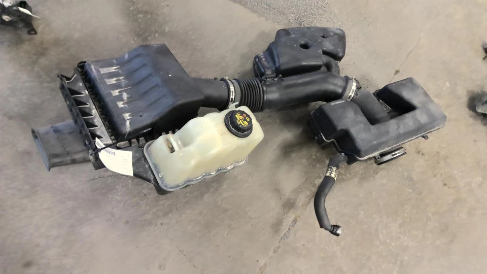 Used Air Cleaner Assembly fits: 2011 Ford F250SD PICKUP 6.2 Grade A - Image 1 of 4