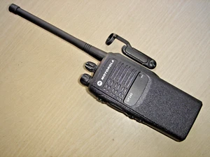 Motorola GP340 VHF 136-174MHz c/w antenna, battery & beltclip - Photo 1/7
