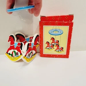 Vintage RUSS 4" HOLIDAY cavallo a dondolo porcellana CAMPANELLO A VENTO ORNAMENTO Natale - Foto 1 di 4