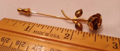 Pin de solapa Monet Rose, alfiler de palo, alfiler de sombrero vintage dorado. ROSA MUY BONITA.   Foto 1 de 3