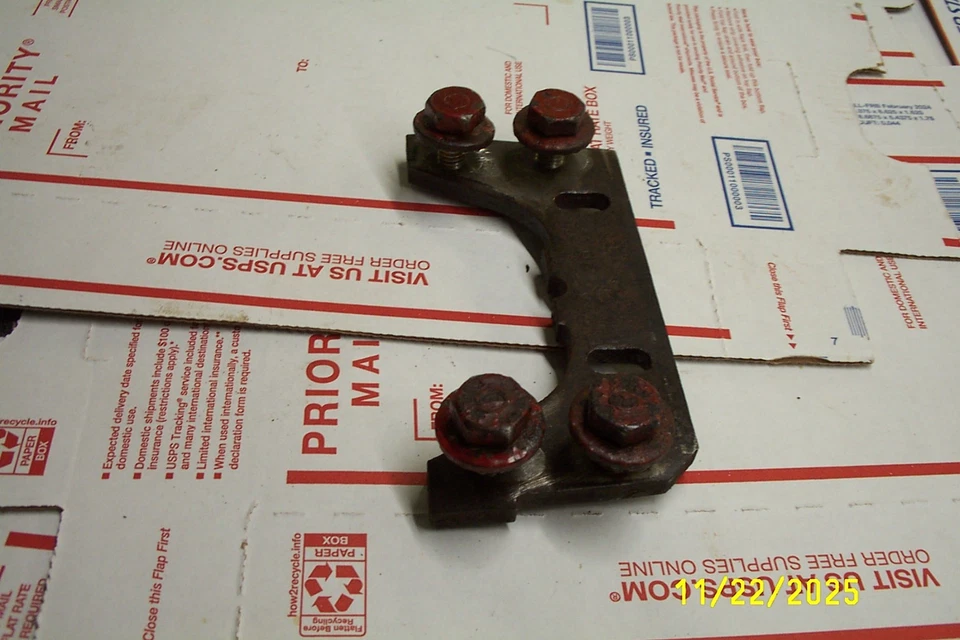 1963 CHEVROLET IMPALA FRT DOOR HINGE THREADED MOUNT PLATE RH  biscayne belair gm Foto 1 de 2