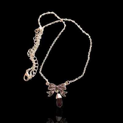 Collar colgante con arco de estrás de vidrio rojo y negro chapado en rodio 20 pulgadas ajustable Foto 1 de 4