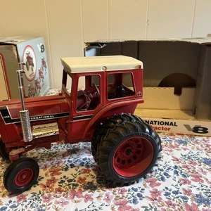 1/16 International 1568 Cab w/ Dual Chrome Stacks 3rd ERTL V8 Series ZFN4602DA - Picture 1 of 3