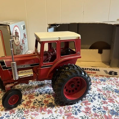 1/16 International 1568 Cab w/ Dual Chrome Stacks 3rd ERTL V8 Series ZFN4602DA - Image 1 of 3