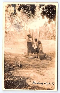 1937 Straits Settlements Penang Ureinwohner bei der Arbeit Echtfoto Postkarte D496 - Bild 1 von 2