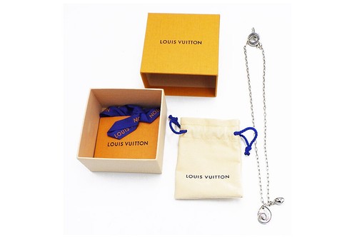 LOUIS VUITTON（LV） LOUISVUITTON M62500 Ciondoli Sabbia Argento Collana con Borsa e Scatola Esterna