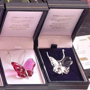 CIONDOLO LALIQUE FARFALLA BLU FUCSIA, ROSA, TRASPARENTE E CRISTALLO - ECCEZIONALE - Foto 1 di 9