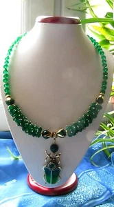 Collar crisoprasa con colgante escarabajo verde esmeralda, sobre alambre de memoria. - Imagen 1 de 10