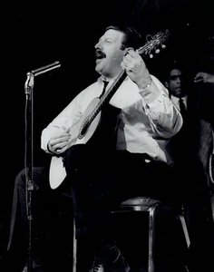 1965 Original Press Photo Folk Singer Theodore Bikel plays guitar in Milwaukee - Picture 1 of 2