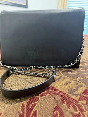 Bolso de hombro Valentino Garavani de cuero negro Foto 1 de 4