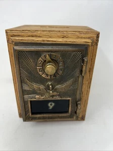 Banco de puerta de caja de correos vintage águila de bronce “9” barneys bancos madera de roble - Imagen 1 de 14