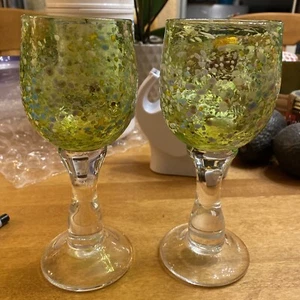 2 GEORGE AVERBECK SIGNED ART WINE GLASSES Green Confetti Fire on the Mountain - Picture 1 of 4