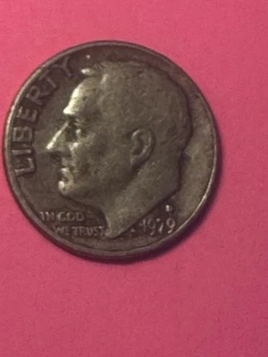 1979 年 D 版罗斯福一角钱错误卡在中心,填充完好标记,字母边缘 — 第 1/4 张图片