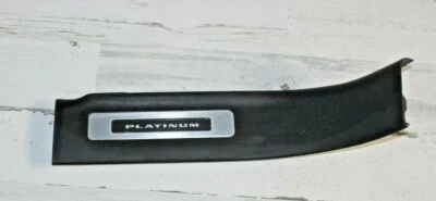 Cadillac Escalade 2015-2018 interior-placa alféizar trasera izquierda GM OEM 23475162 Foto 1 de 3