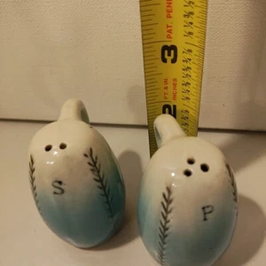 Vintage Ceramic Salt & Pepper Shakers Ocean Blue White Black 2" Tall Gift - Bild 1 von 9