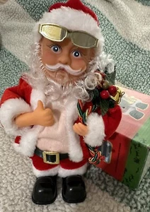 Elektrischer Weihnachtsmann schüttelt Bauch und Füße Neu - Bild 1 von 12
