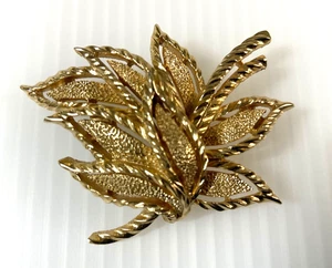 Vintage Crown Trifari Brooch Gold Tone Leaf Textured MCM Pin - Picture 1 of 4
