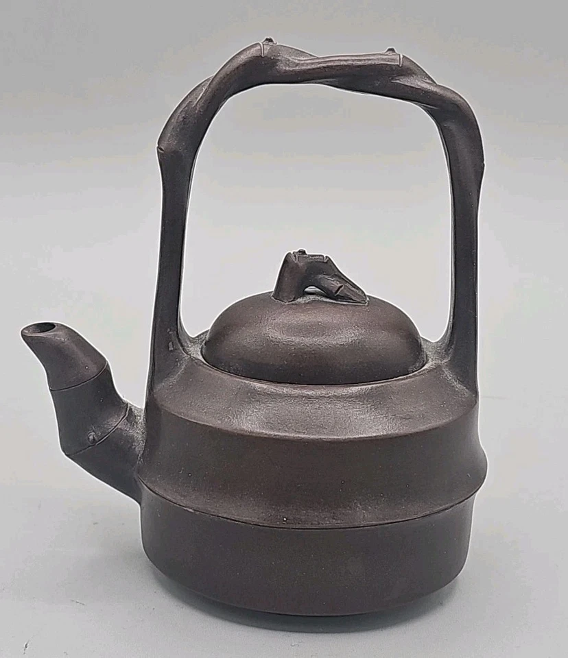 Tetera de arcilla china en forma de capas con mango de rama retorcida, caño y remate  Foto 1 de 4