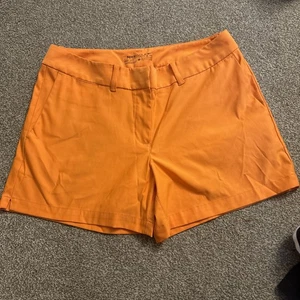 NEU Nike Golfshorts Damen - weiß - Bild 1 von 8