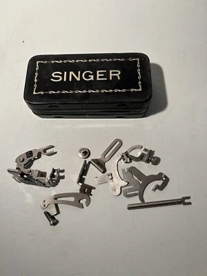 Singer Tin Box With Sewing Machine Attachments - Imagem 1 de 3