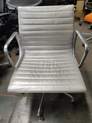 Silla de escritorio de gestión de aluminio ejecutiva Eames Herman Miller cuero plateado  Foto 1 de 4