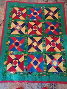Edredón para bebé hecho a mano trabajo en carretera, tamaño cuna, verde/rojo/azul/amarillo, camiones, grúas - Imagen 1 de 4