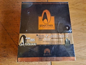 " Star Trek 30° Anniversario " , Cofanetto sigillato con 4 VHS, spilla e Volume - Foto 1 di 6