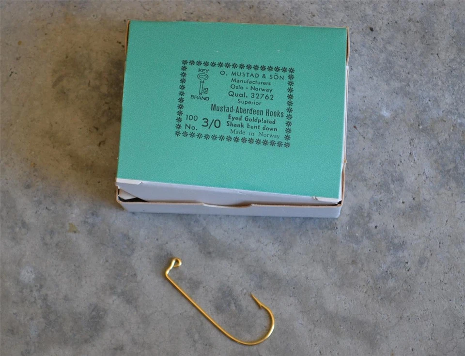 Nuevo Mustad Aberdeen 90 Grados Oro Pez Plantilla Gancho Talla 3/0 32762 100 Ganchos Caja Foto 1 de 1