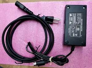 Adaptador de conmutación / Adaptador de corriente de tres pines / ZL-D060W2402500 - Imagen 1 de 5