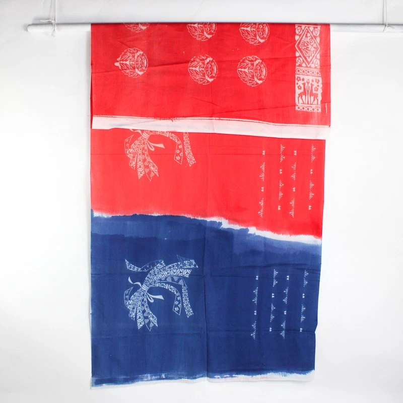 Tela batik con dobladillo rojo y azul Shinobi Legends Miyamoto Clan 44" x 2 1/2 yardas Foto 1 de 4