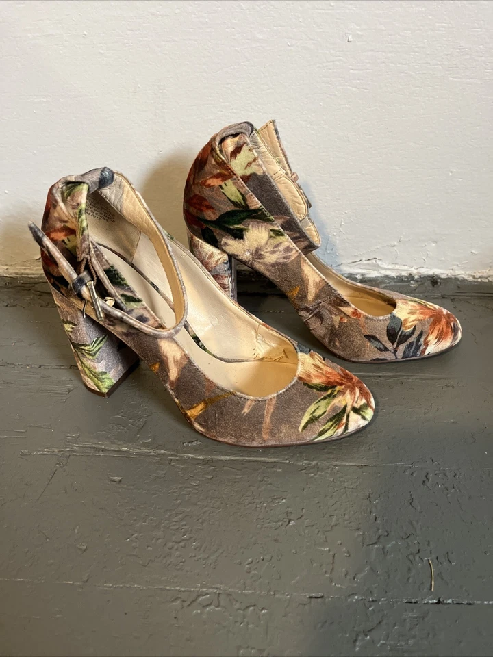 Nine West Floral Velvet Heels Sz 7 Warm Tones Buckle Medium Heel Vintage Vibe - Image 1 of 4