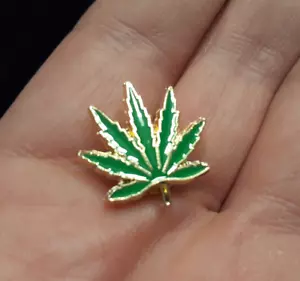 WEED LEAF ENAMEL PIN metal cannabis marijuana hemp 420 hat bag lapel pinback - Picture 1 of 6