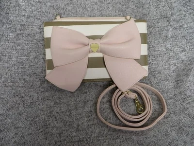 Betsey Johnson 斜挎包女式条纹蝴蝶结心形手包钱包手提包可爱 — 第 1/4 张图片